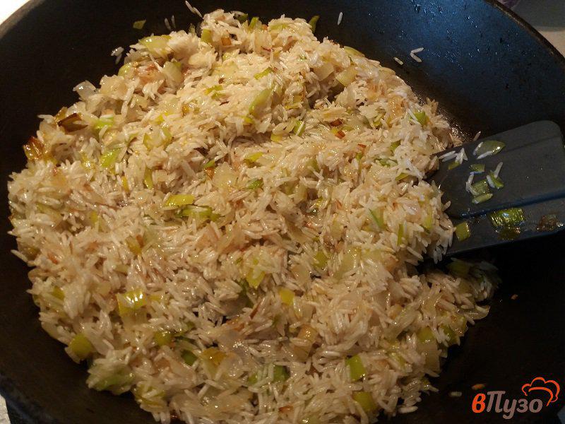 Фото приготовление рецепта: Жареный рис на гарнир шаг №4