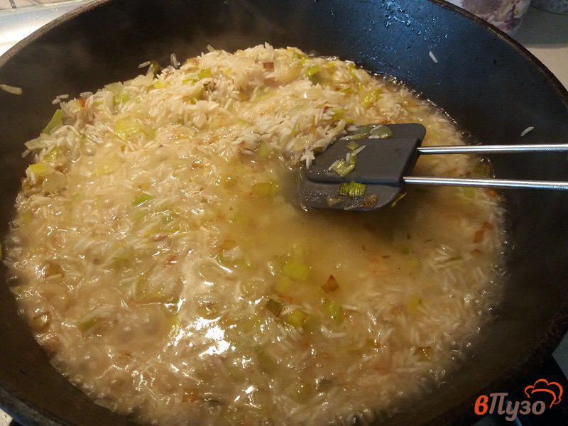 Фото приготовление рецепта: Жареный рис на гарнир шаг №5