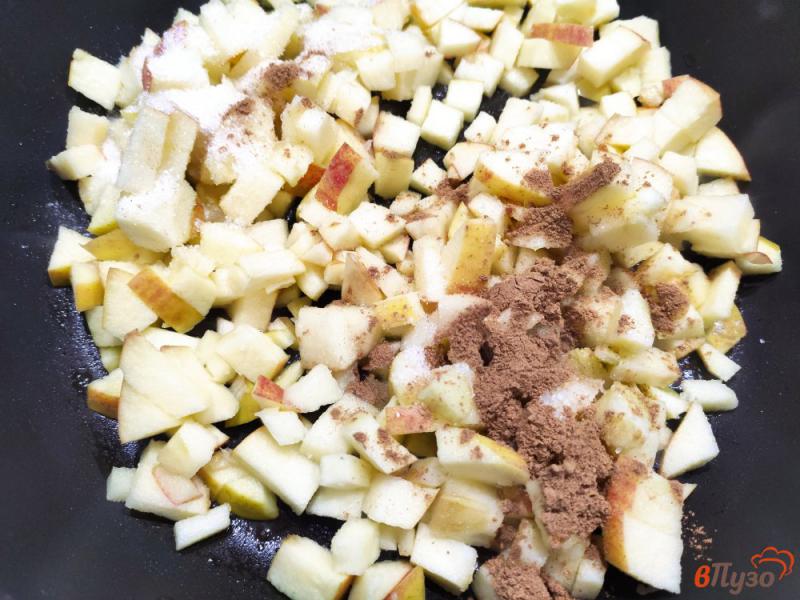 Фото приготовление рецепта: Блинчики с яблоками и сметанным кремом шаг №8
