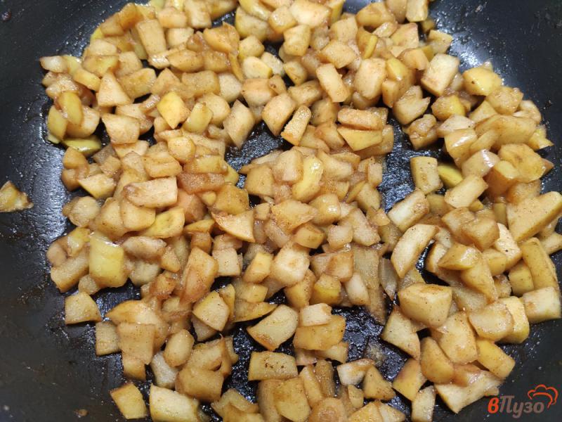 Фото приготовление рецепта: Блинчики с яблоками и сметанным кремом шаг №9