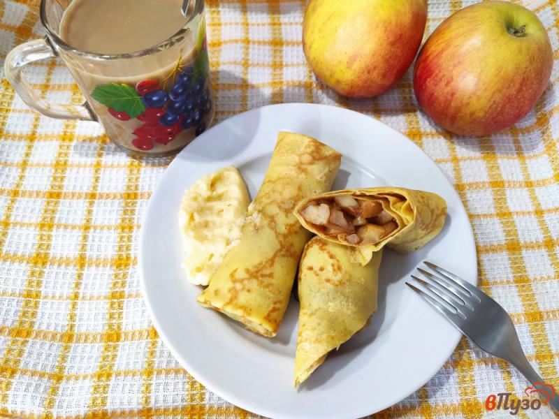 Фото приготовление рецепта: Блинчики с яблоками и сметанным кремом шаг №12