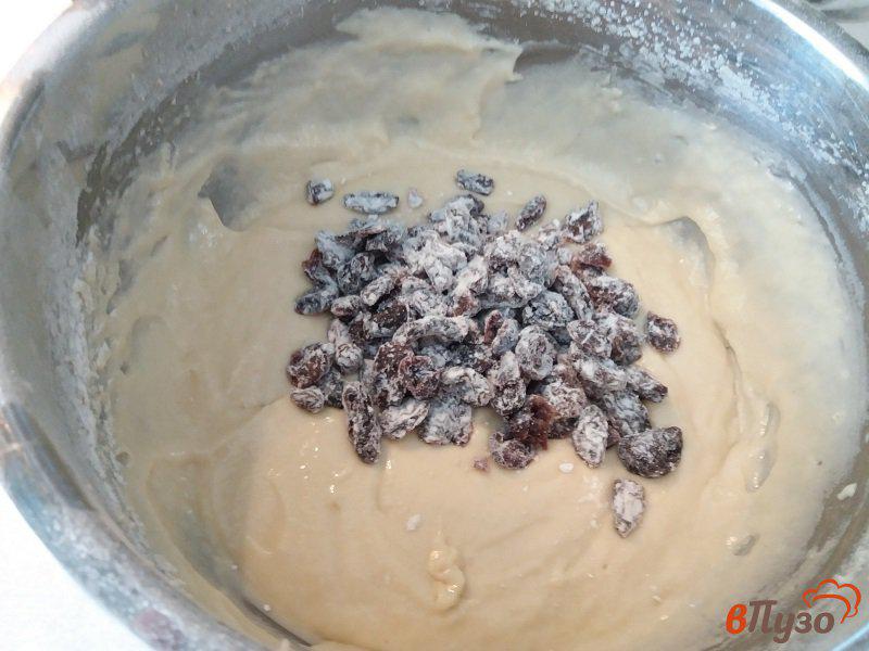 Фото приготовление рецепта: Кекс с изюмом и вяленой клюквой шаг №7