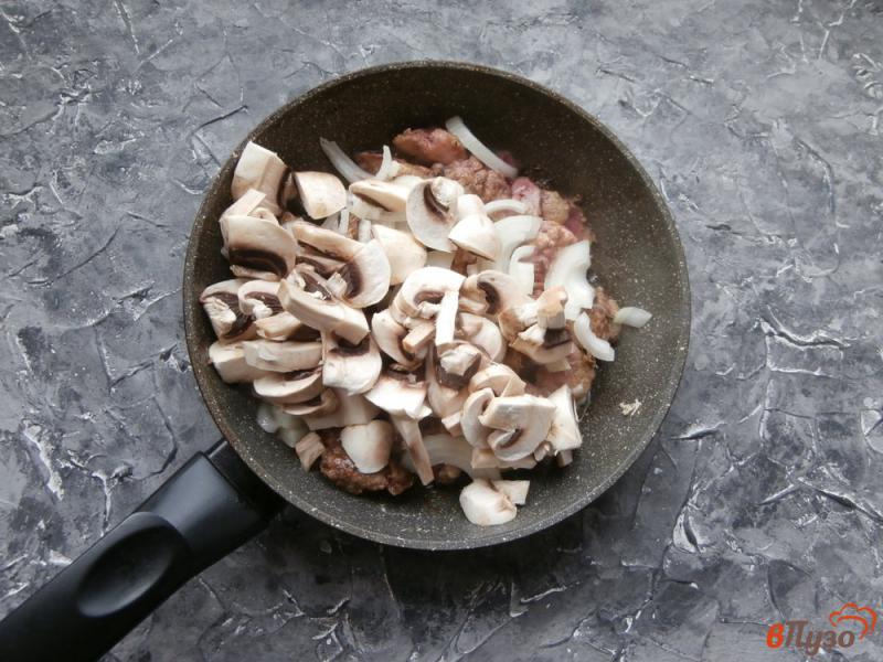 Фото приготовление рецепта: Куриная печень с шампиньонами в сметанном соусе шаг №4