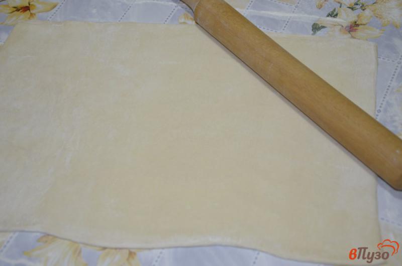 Фото приготовление рецепта: Постная пицца на слоеном тесте с маслинами и шампиньонами шаг №1