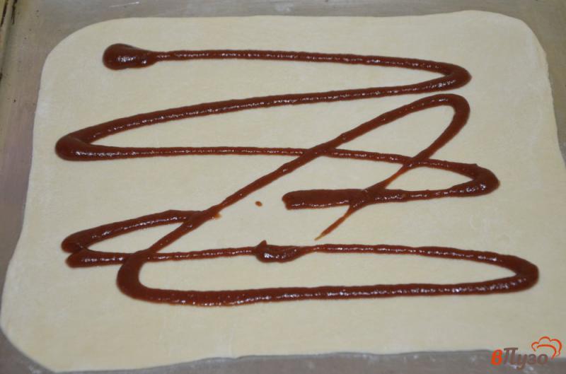 Фото приготовление рецепта: Постная пицца на слоеном тесте с маслинами и шампиньонами шаг №2