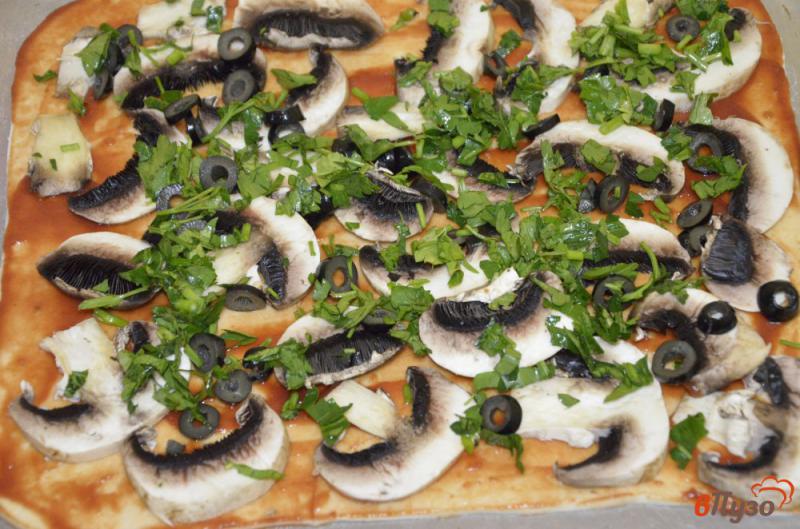 Фото приготовление рецепта: Постная пицца на слоеном тесте с маслинами и шампиньонами шаг №4