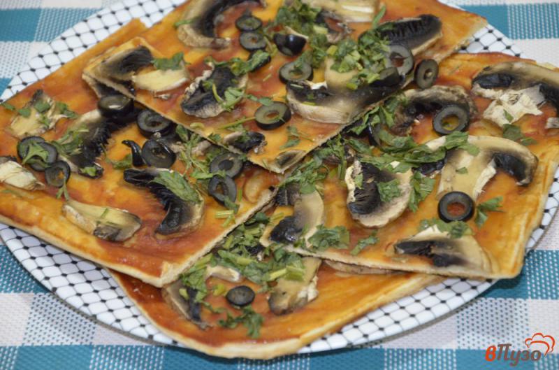 Фото приготовление рецепта: Постная пицца на слоеном тесте с маслинами и шампиньонами шаг №5