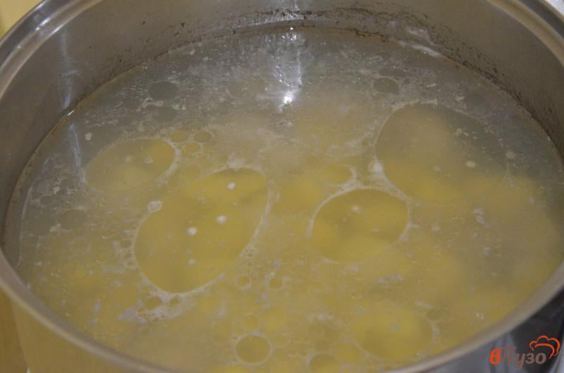 Фото приготовление рецепта: Куриный суп с лапшой и зеленым луком шаг №2