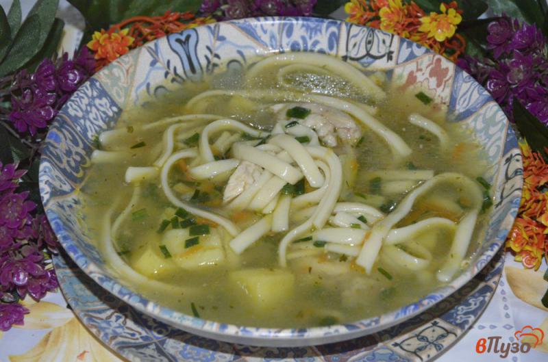 Фото приготовление рецепта: Куриный суп с лапшой и зеленым луком шаг №6