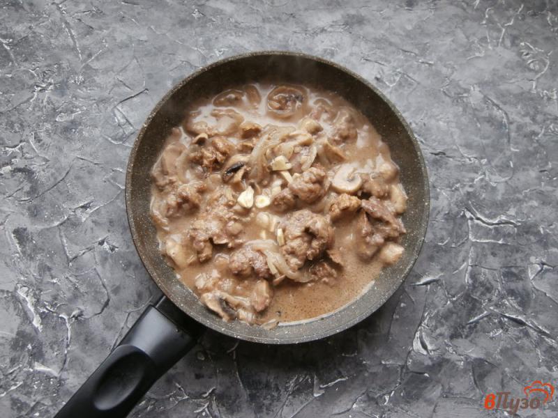 Фото приготовление рецепта: Куриная печень с шампиньонами в сметанном соусе шаг №7