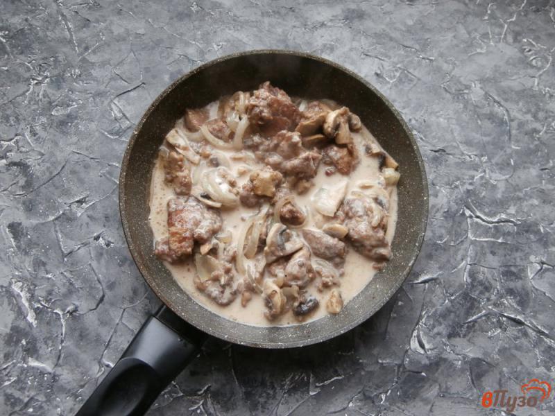 Фото приготовление рецепта: Куриная печень с шампиньонами в сметанном соусе шаг №6