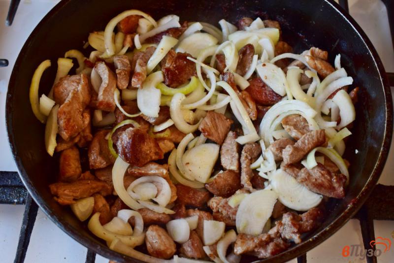 Фото приготовление рецепта: Картошка тушеная с мясом и солеными огурцами шаг №3