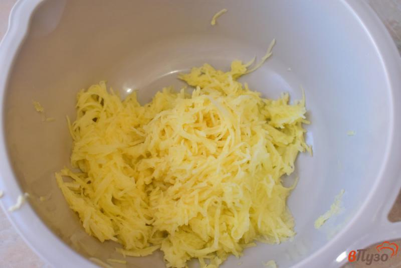 Фото приготовление рецепта: Картофельные драники с сыром и зеленью шаг №1