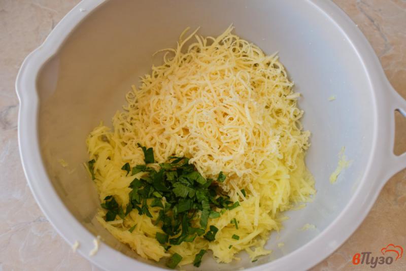 Фото приготовление рецепта: Картофельные драники с сыром и зеленью шаг №2