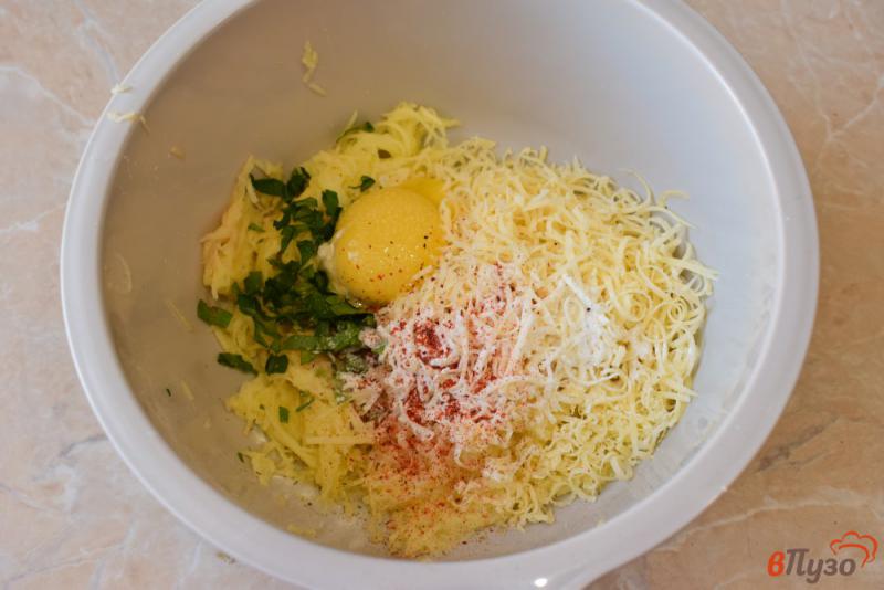 Фото приготовление рецепта: Картофельные драники с сыром и зеленью шаг №3