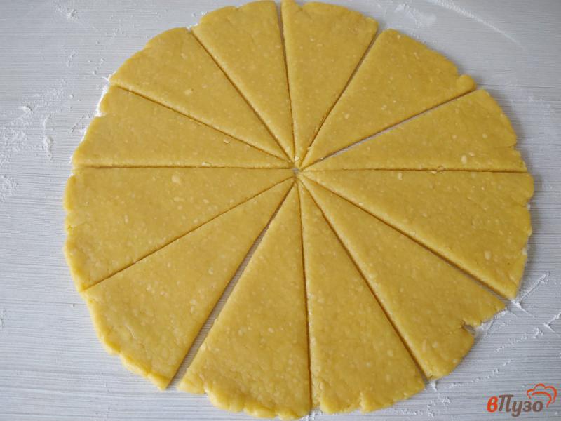 Фото приготовление рецепта: Сырное печенье (соленое) шаг №5