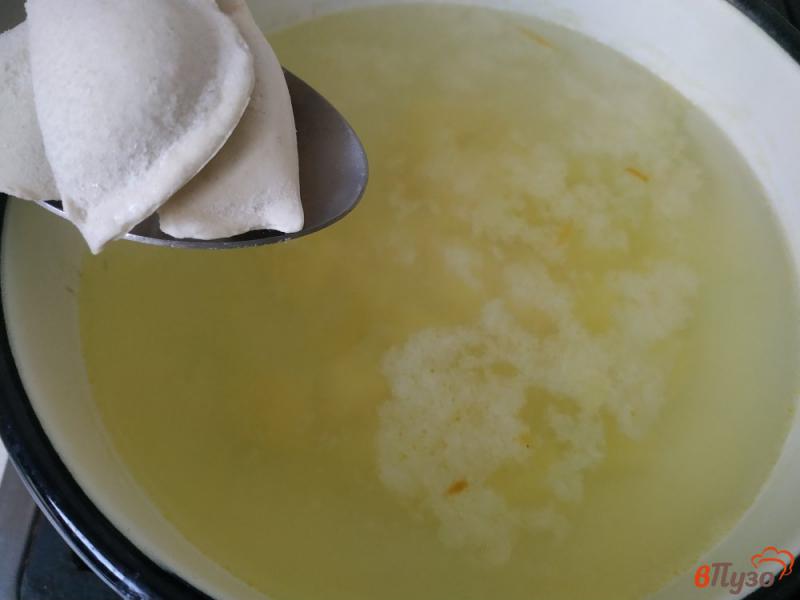Фото приготовление рецепта: Суп с пельменями и зелёным горошком шаг №4
