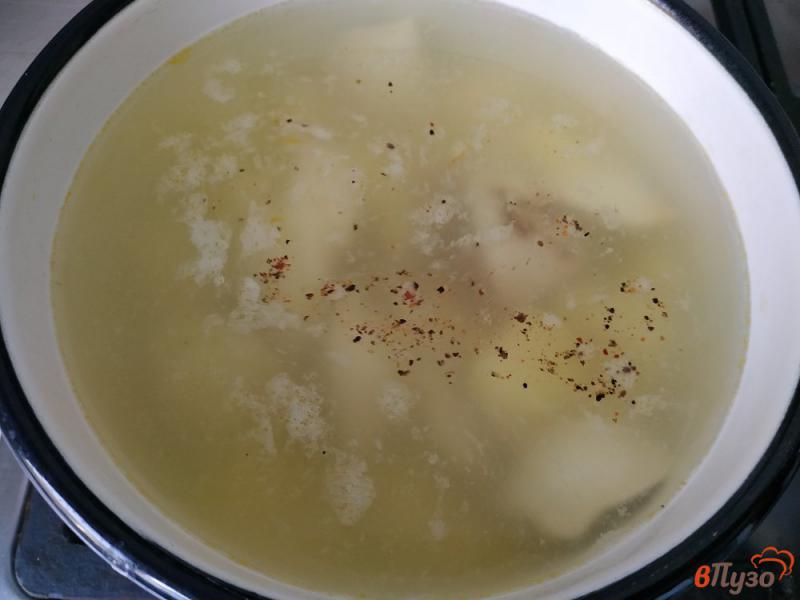 Фото приготовление рецепта: Суп с пельменями и зелёным горошком шаг №5