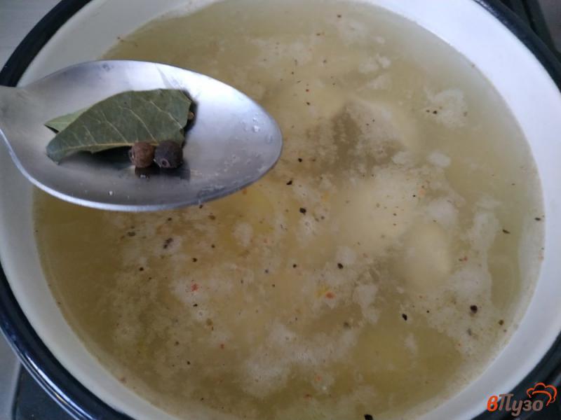 Фото приготовление рецепта: Суп с пельменями и зелёным горошком шаг №6