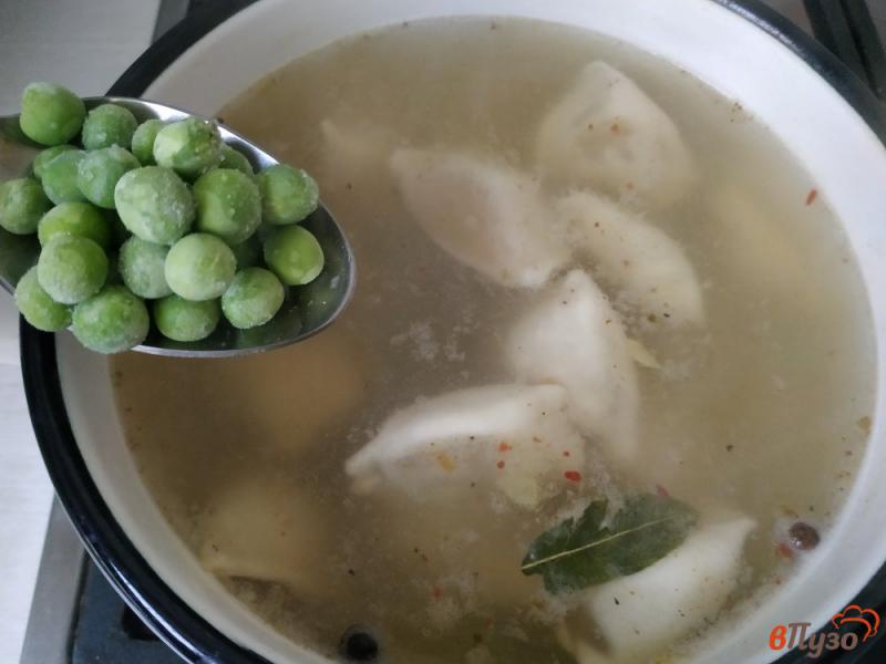 Фото приготовление рецепта: Суп с пельменями и зелёным горошком шаг №7