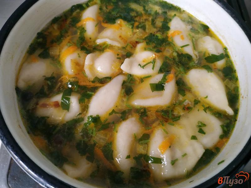 Фото приготовление рецепта: Суп с пельменями и зелёным горошком шаг №10