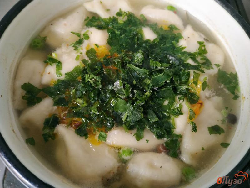 Фото приготовление рецепта: Суп с пельменями и зелёным горошком шаг №9