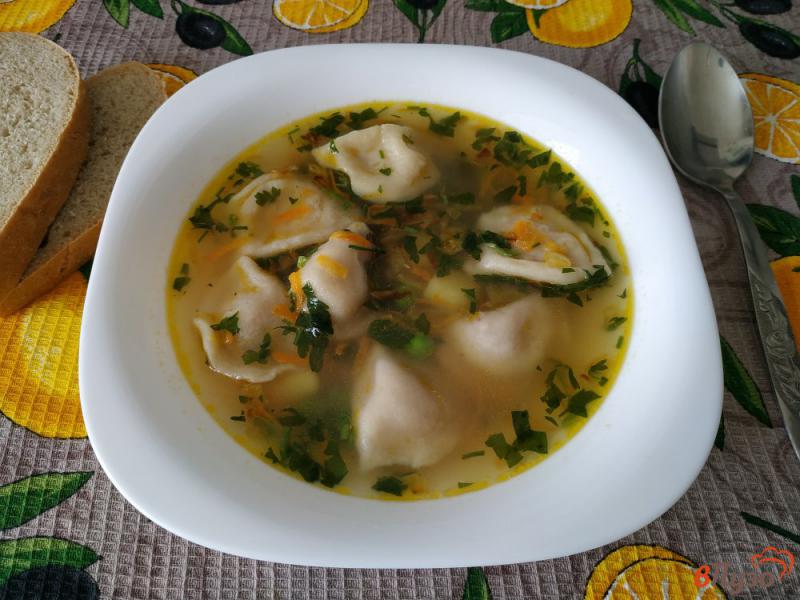 Фото приготовление рецепта: Суп с пельменями и зелёным горошком шаг №11