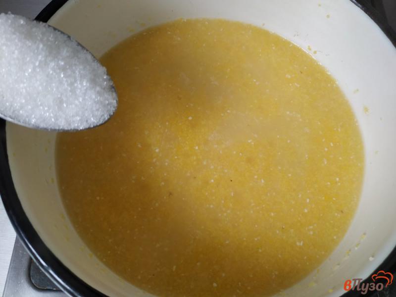 Фото приготовление рецепта: Мамалыга со сливками и цукатами шаг №4