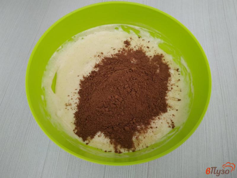 Фото приготовление рецепта: Шоколадная шарлотка с яблоками шаг №3
