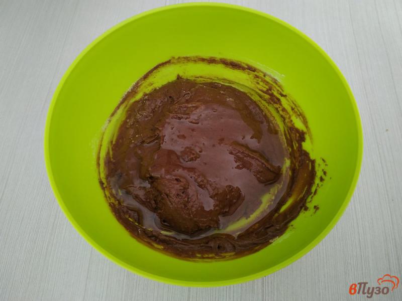Фото приготовление рецепта: Шоколадная шарлотка с яблоками шаг №5