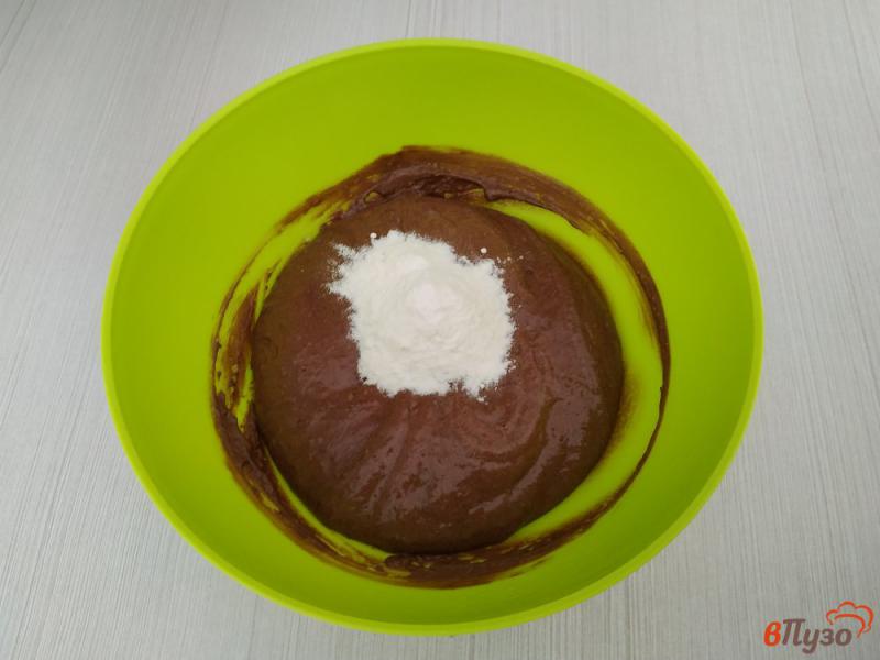 Фото приготовление рецепта: Шоколадная шарлотка с яблоками шаг №4