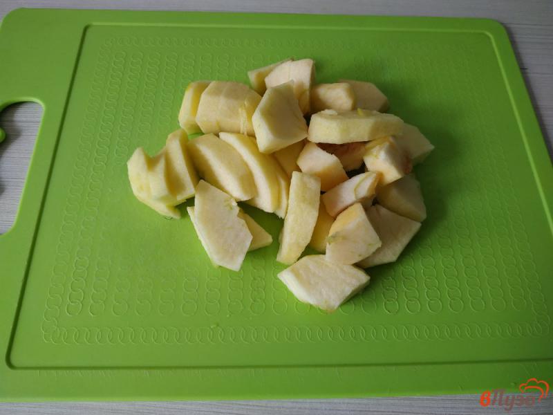 Фото приготовление рецепта: Шоколадная шарлотка с яблоками шаг №6
