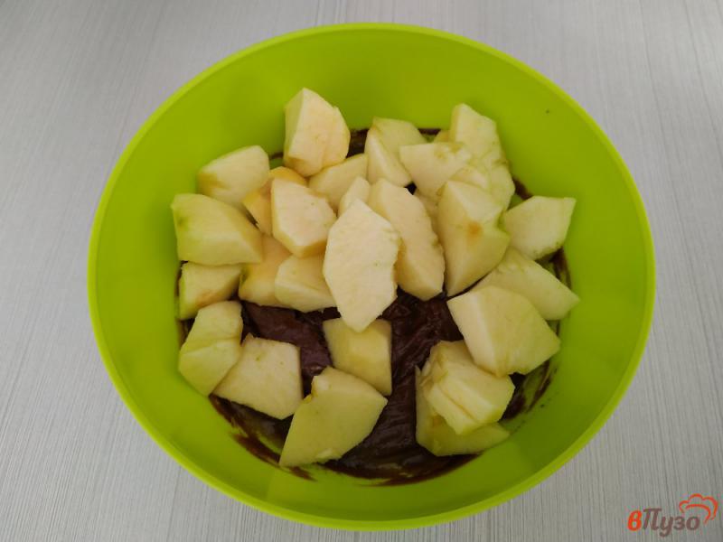 Фото приготовление рецепта: Шоколадная шарлотка с яблоками шаг №7