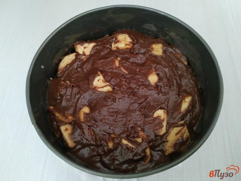 Фото приготовление рецепта: Шоколадная шарлотка с яблоками шаг №9