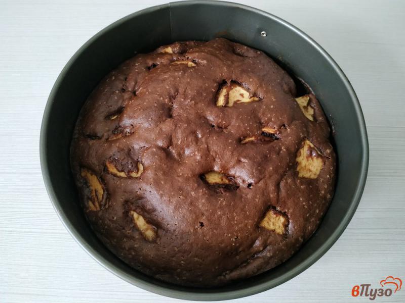 Фото приготовление рецепта: Шоколадная шарлотка с яблоками шаг №10