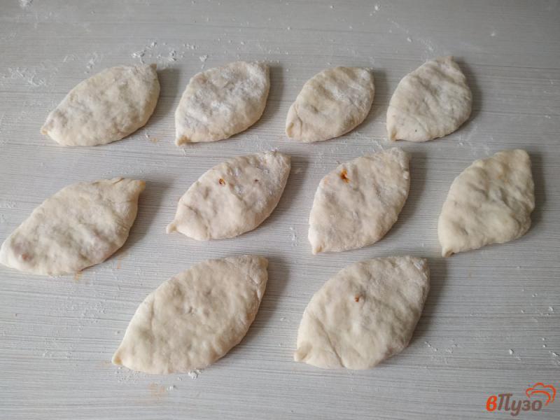 Фото приготовление рецепта: Бездрожжевые пирожки с капустой шаг №9
