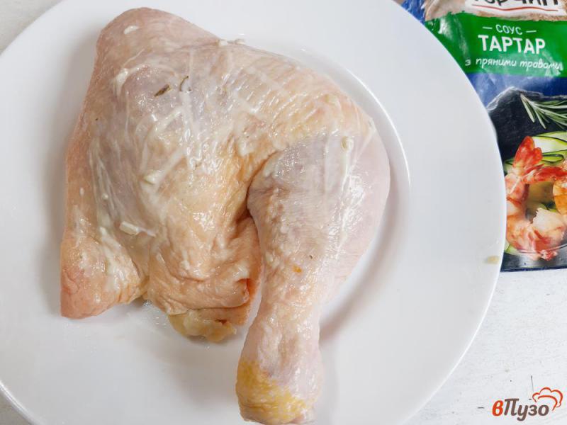 Фото приготовление рецепта: Куриные окорочка запеченные в соусе тартар шаг №2