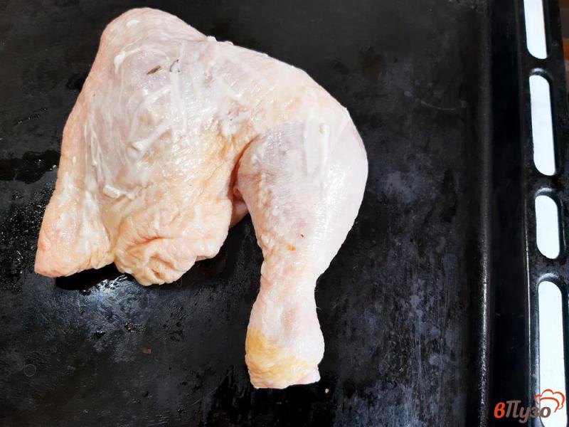 Фото приготовление рецепта: Куриные окорочка запеченные в соусе тартар шаг №3