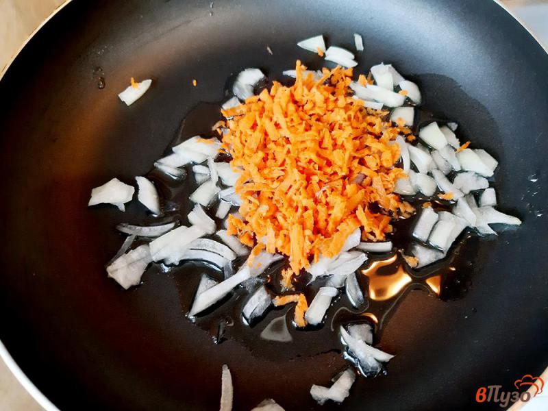 Фото приготовление рецепта: Солянка с сосисками и капустой шаг №4