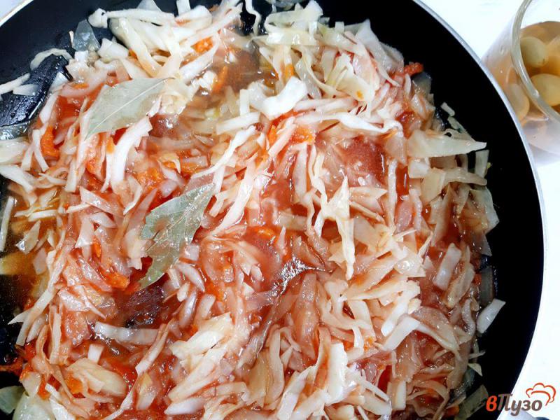 Фото приготовление рецепта: Солянка с сосисками и капустой шаг №8