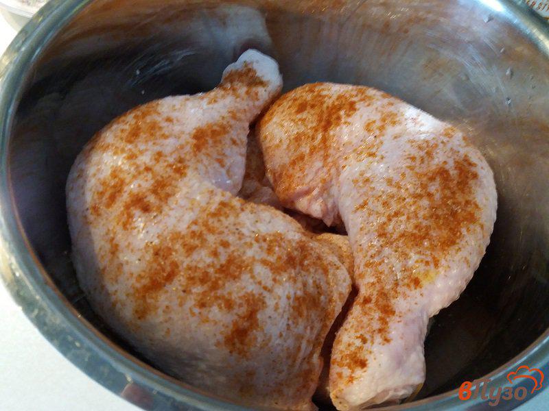 Фото приготовление рецепта: Запеченные куриные окорочка маринованные в рассоле шаг №2