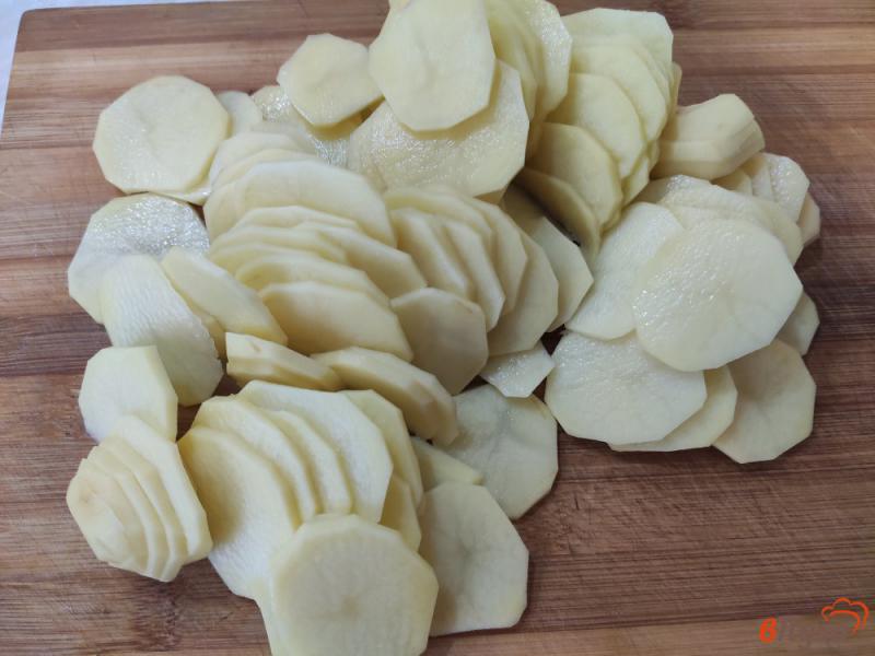 Фото приготовление рецепта: Картофель запечённый в сметане с курицей и грибами шаг №1