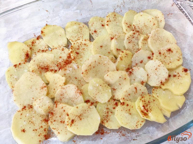 Фото приготовление рецепта: Картофель запечённый в сметане с курицей и грибами шаг №5