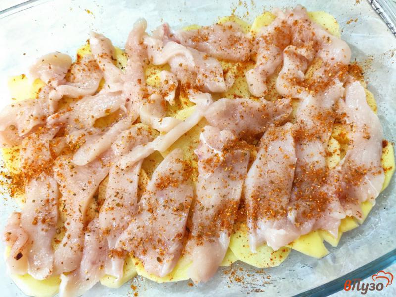 Фото приготовление рецепта: Картофель запечённый в сметане с курицей и грибами шаг №6