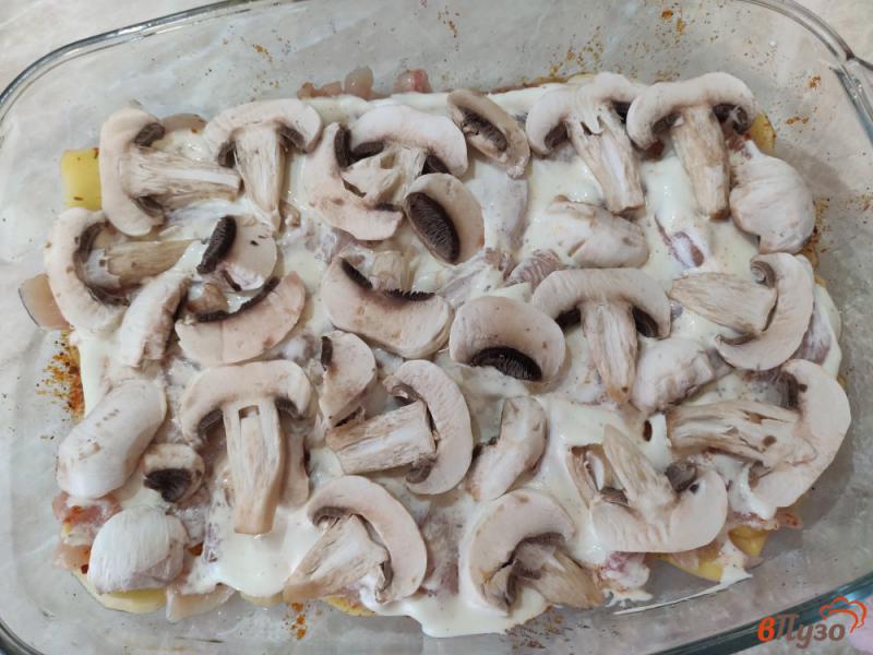 Фото приготовление рецепта: Картофель запечённый в сметане с курицей и грибами шаг №8