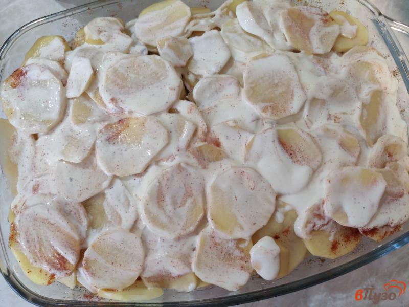 Фото приготовление рецепта: Картофель запечённый в сметане с курицей и грибами шаг №9