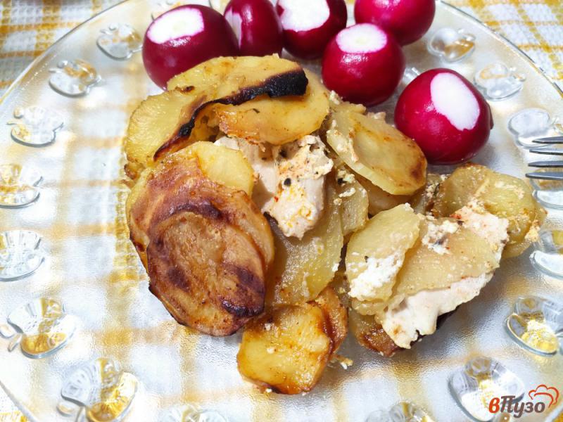 Фото приготовление рецепта: Картофель запечённый в сметане с курицей и грибами шаг №11
