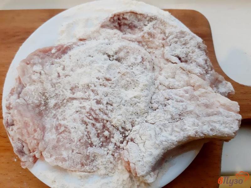 Фото приготовление рецепта: Свиные стейки в панировке с кунжутом шаг №2