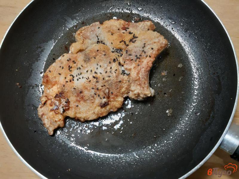 Фото приготовление рецепта: Свиные стейки в панировке с кунжутом шаг №4