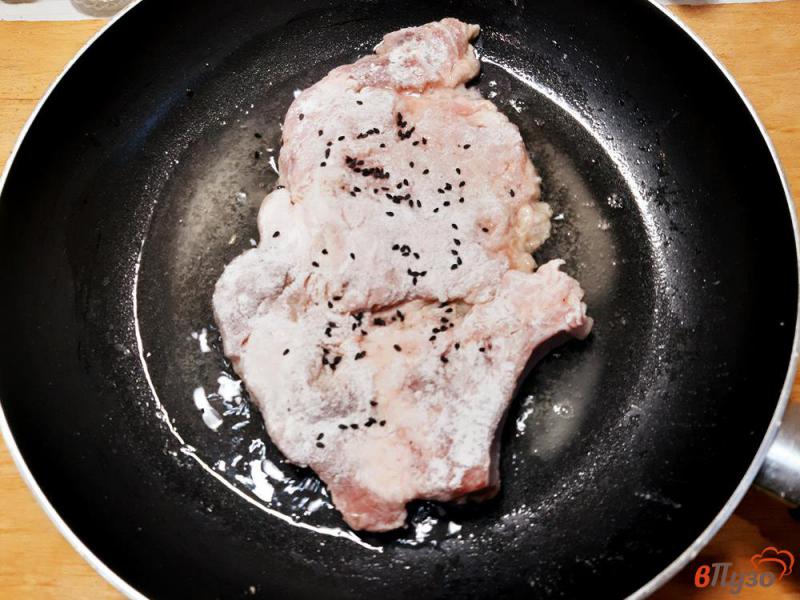 Фото приготовление рецепта: Свиные стейки в панировке с кунжутом шаг №3